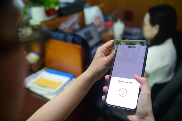[tuoitre.vn] Cách đặt căn cước công dân đúng vị trí chip NFC của 750 smartphone